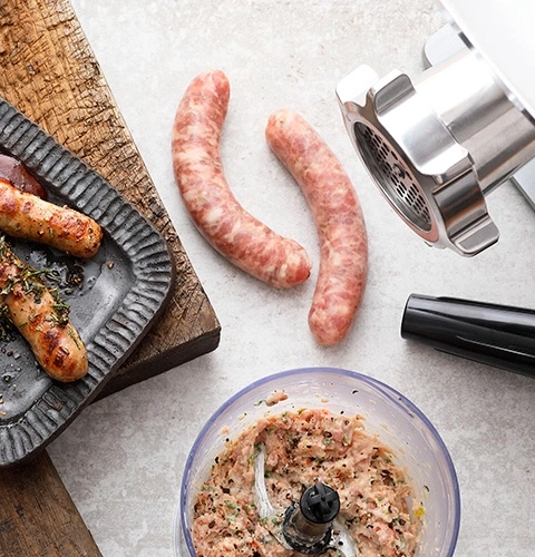Salsiccia, tritacarne, carne, piatto, tagliere, erbe aromatiche, cucina, cibo, cucina, pasto