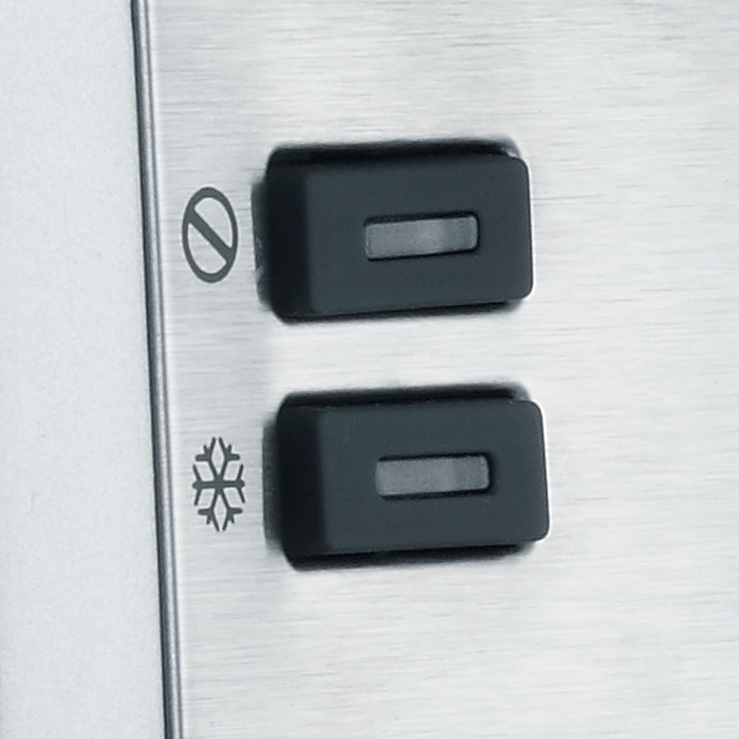 Commandes de réfrigérateur avec symboles et boutons pour le réglage de la température.