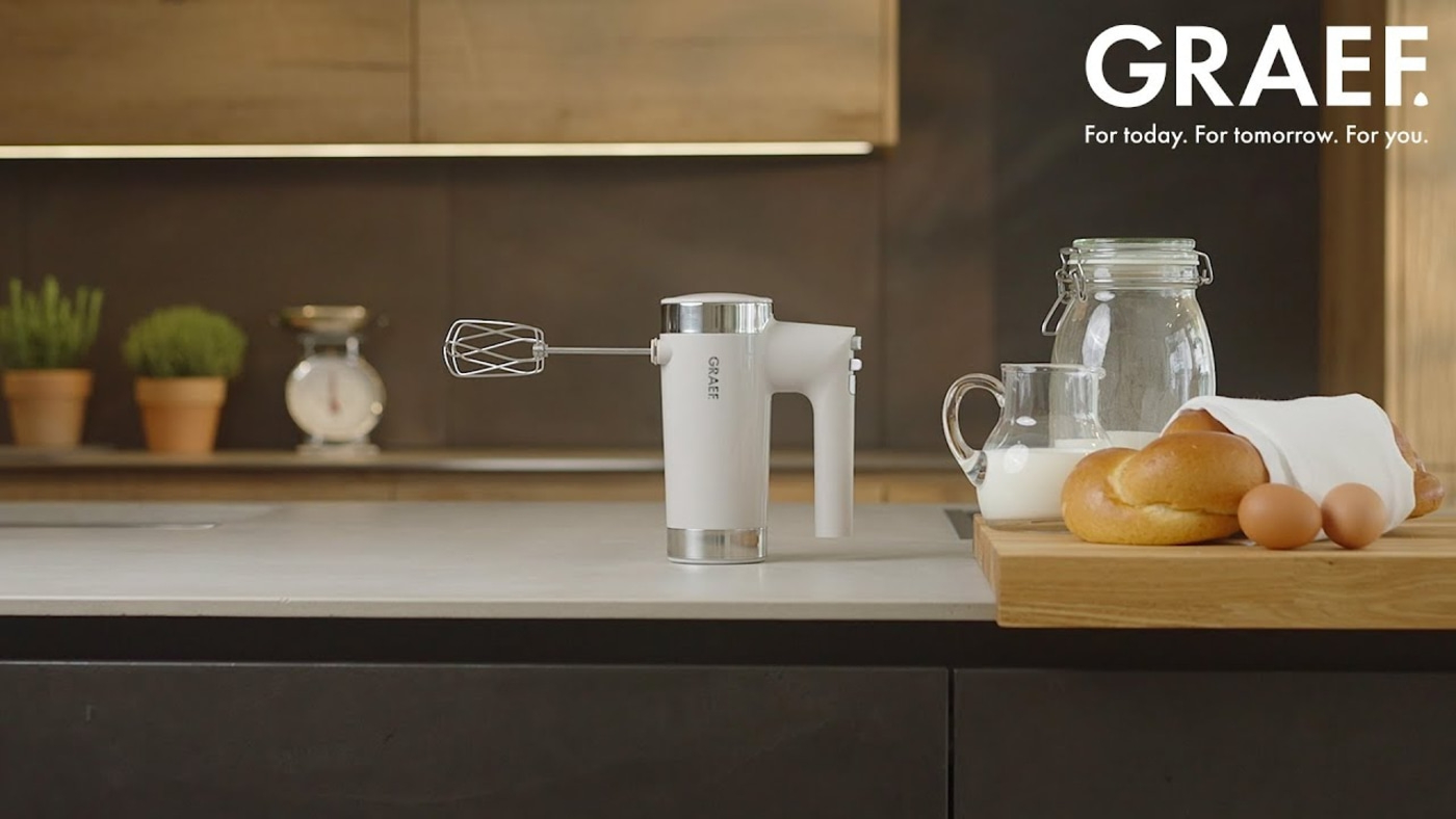 Scène de cuisine avec batteur à main, pain, œufs et lait. Logo GRAEF.