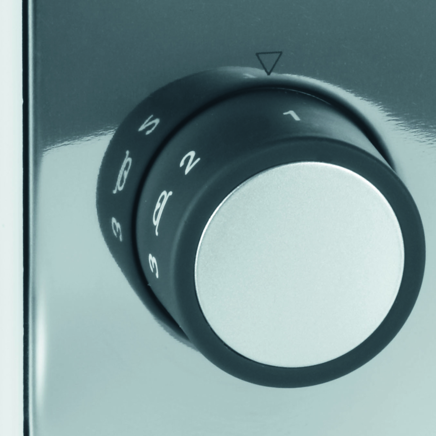 Gros plan d'un cadran avec des chiffres et un triangle indiquant le réglage actuel.