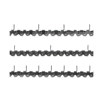 Tre catene con ganci disposte su sfondo bianco, primo piano.