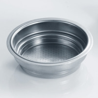 Filtro per caffè vuoto in acciaio inossidabile con fori su sfondo liscio e chiaro