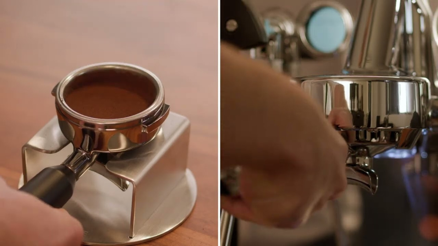 Preparazione del caffè: portafiltro con polvere di caffè inserito nella macchina.