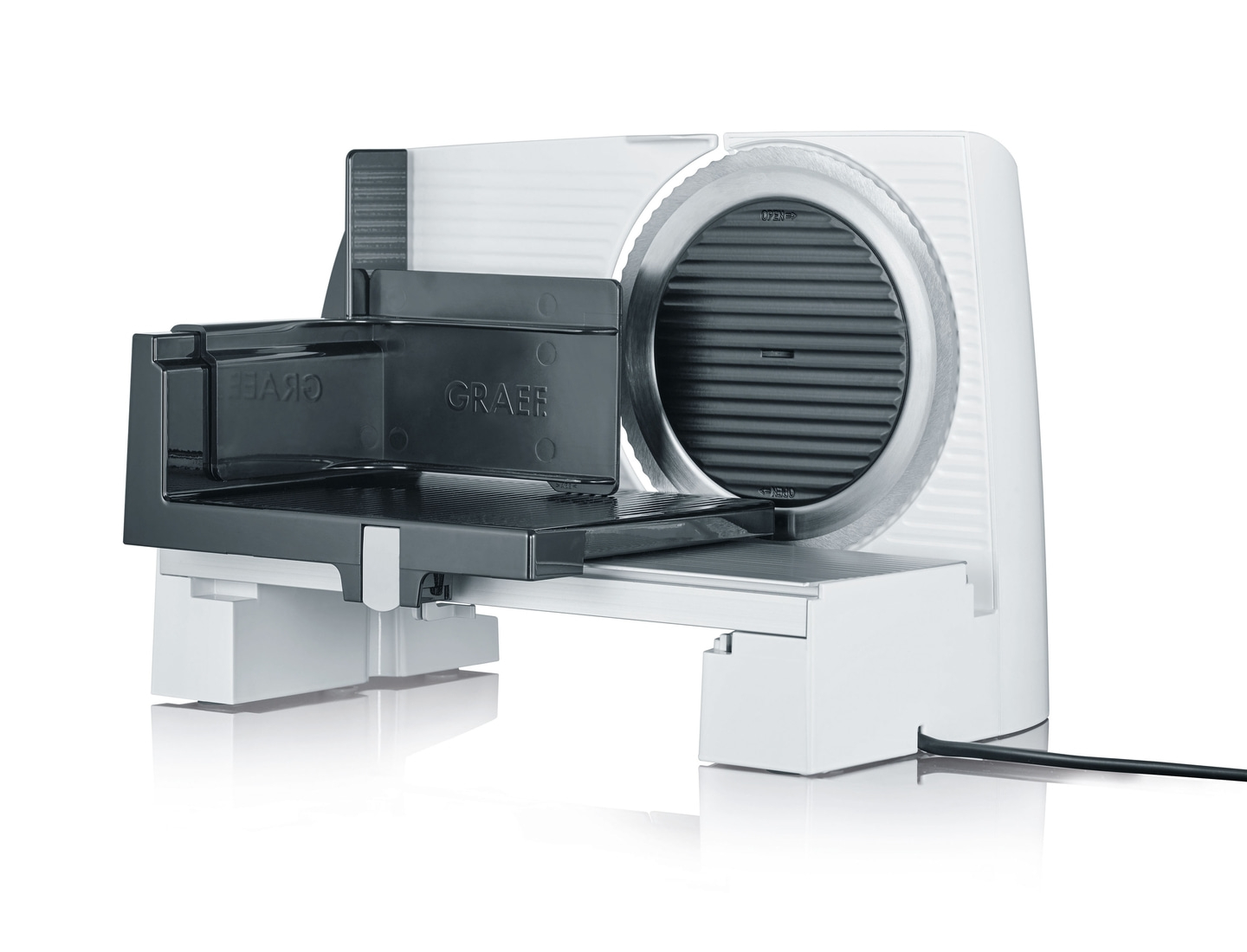 Affettatrice Graef bianca con carrello nero e lama, ideale per affettare alimenti.
