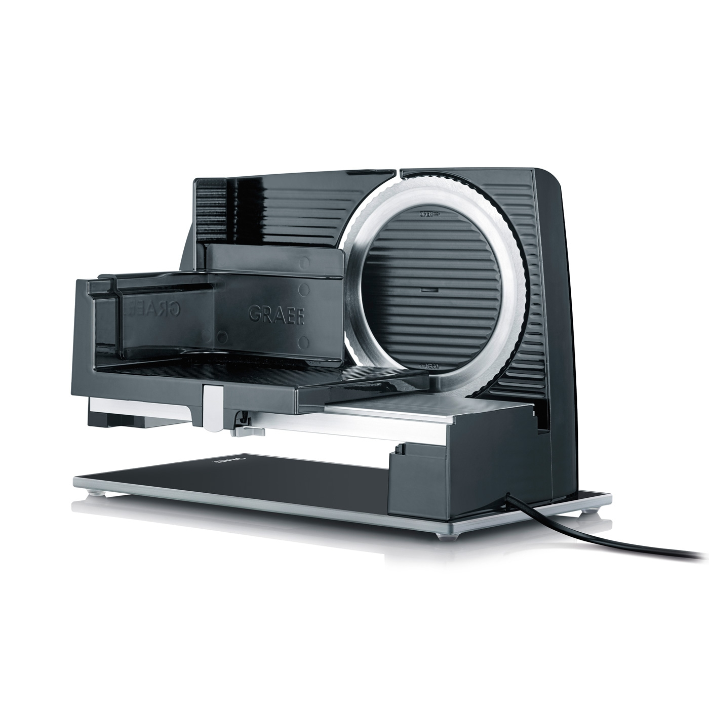 Affettatrice elettrica nera con logo Graef e cavo, isolata su sfondo bianco.