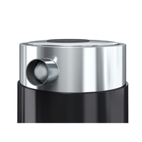 Gros plan d'une bouteille en métal brillant avec un trou et une maille à l'intérieur