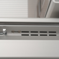 Primo piano di metallo con viti e fessure, ripresa di dettaglio, superficie grigia e metallica