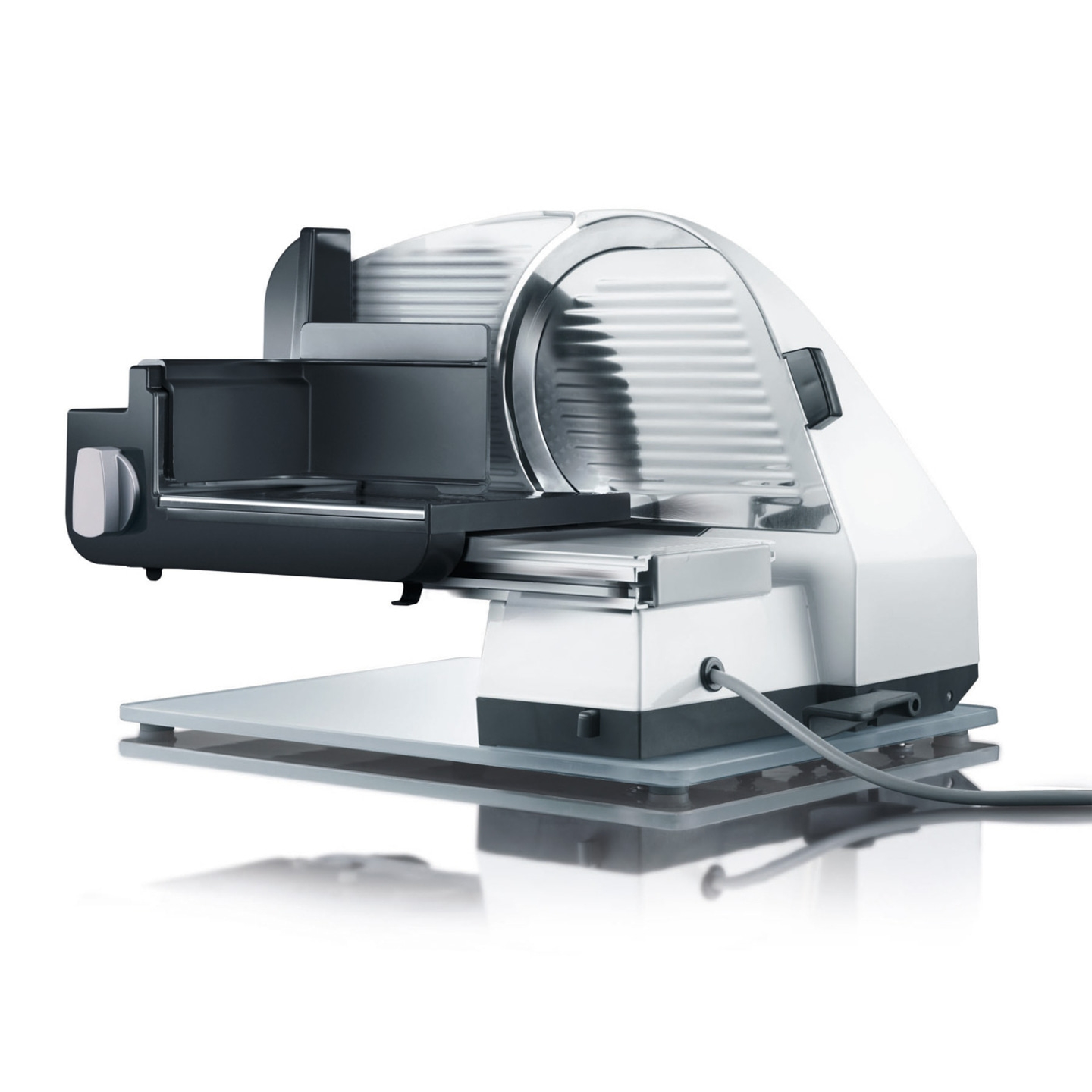 Trancheuse électrique, acier inoxydable, blanc et noir, isolée sur blanc