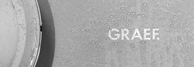 Logo Graef su superficie bagnata con goccioline d'acqua, immagine in scala di grigi