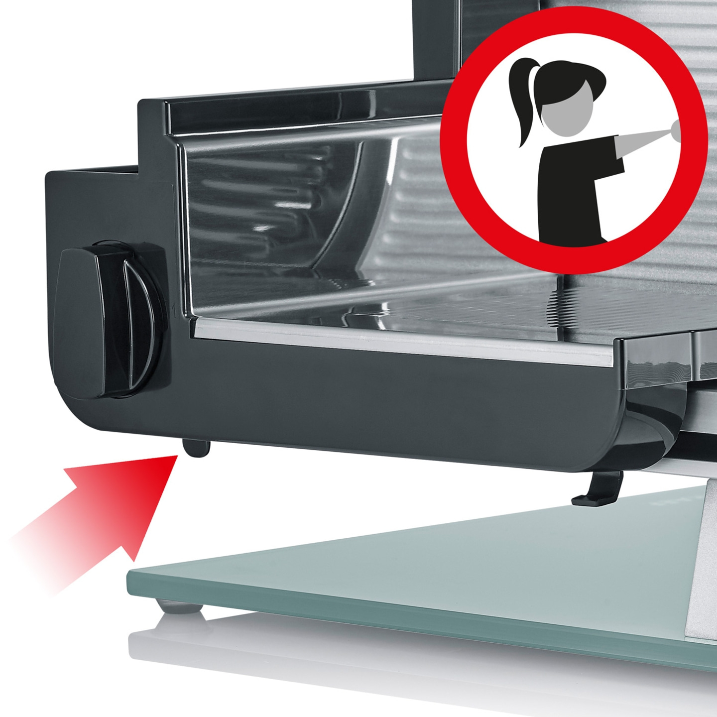 Affettatrice con freccia rossa e simbolo di sicurezza per l'uso