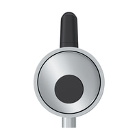 Design chromé avec bouton noir et poignée noire, gros plan, isolé