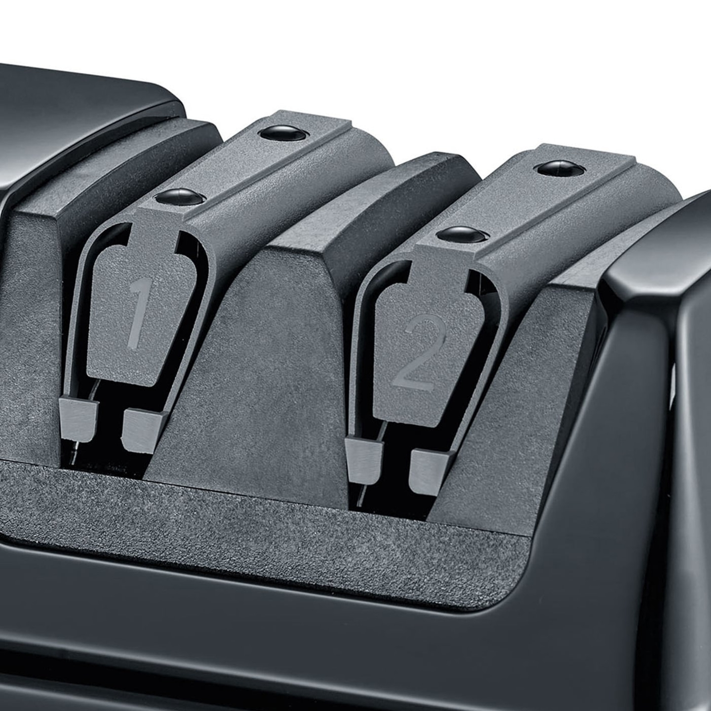 Primo piano di un affilacoltelli nero con i numeri 1 e 2.