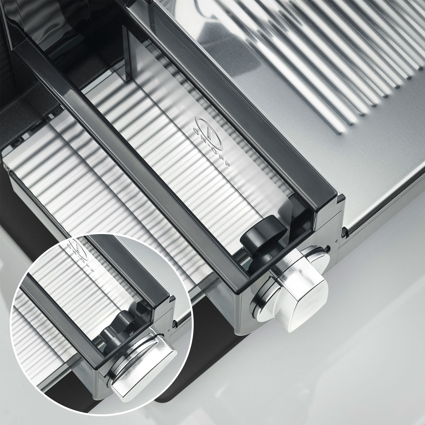 Primo piano di un'affettatrice d'argento con manopole e dettagli