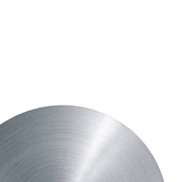 Surface métallique circulaire avec texture brossée sur fond blanc lumineux