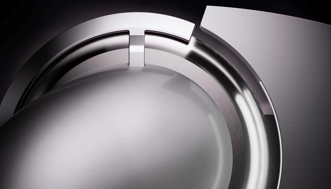Abstraktes Design mit glänzenden Metallformen und sanften Lichteffekten