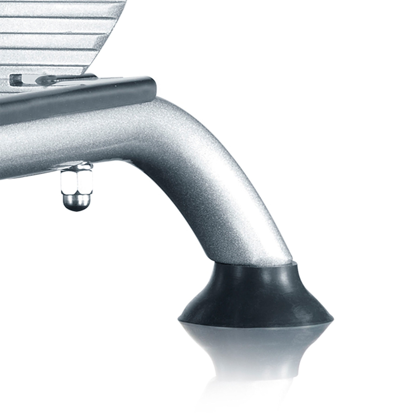 Gros plan d'un pied en métal argenté avec un pied en caoutchouc noir et une vis