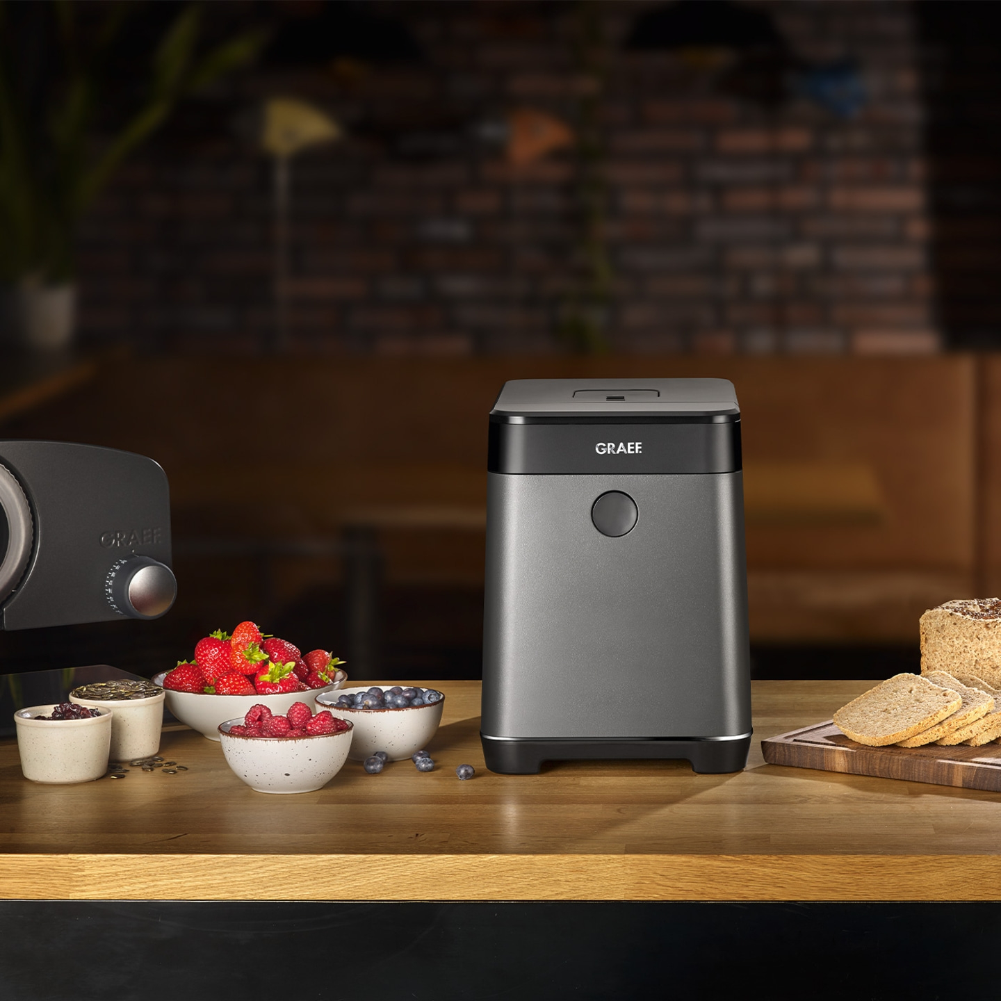 Elettrodomestico Graef con bacche e pane su una superficie di legno