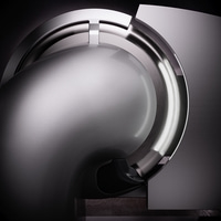 Structure métallique abstraite avec des surfaces brillantes et des courbes élégantes, futuriste.