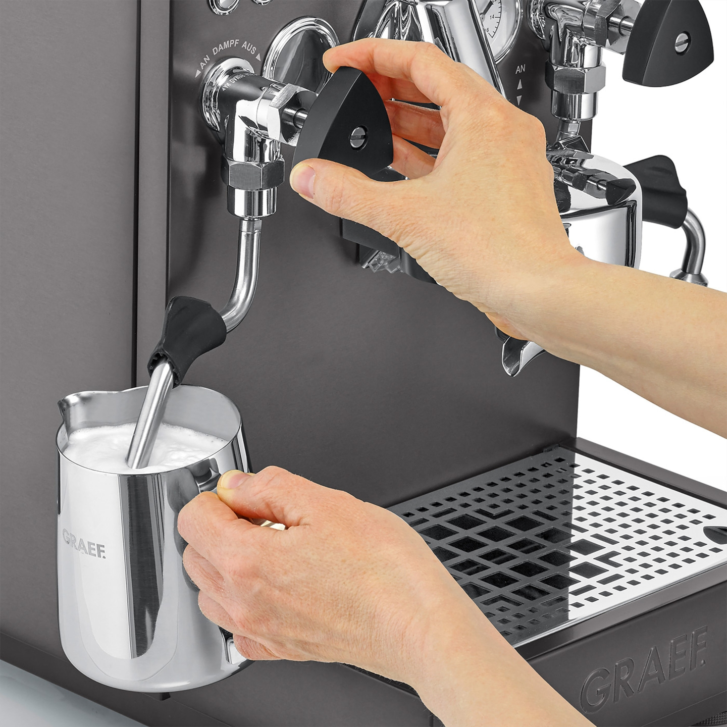 Persona che prepara il latte su una macchina da caffè per fare il caffè, schiumando il latte.