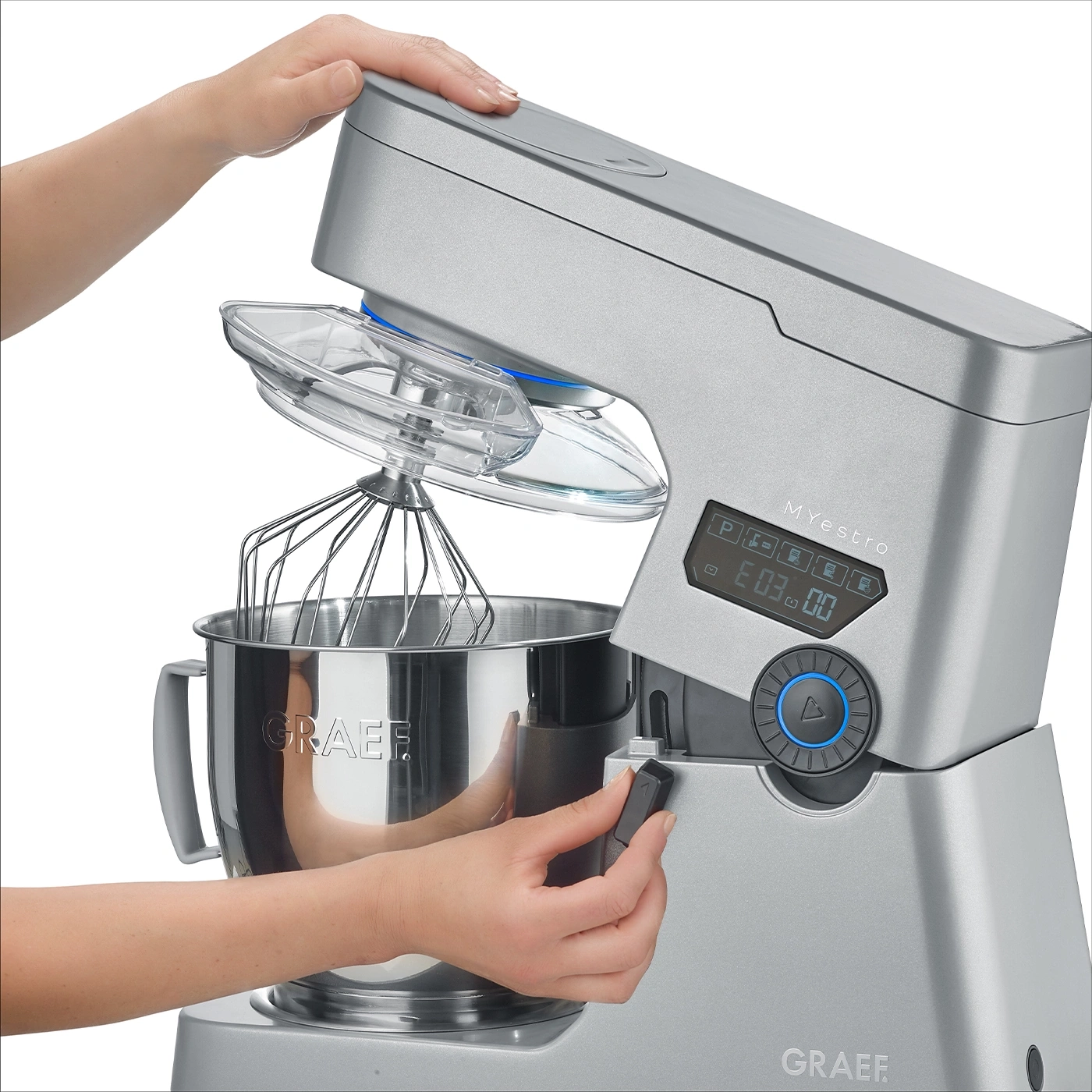 Primo piano di un robot da cucina Graef con accessori e comandi