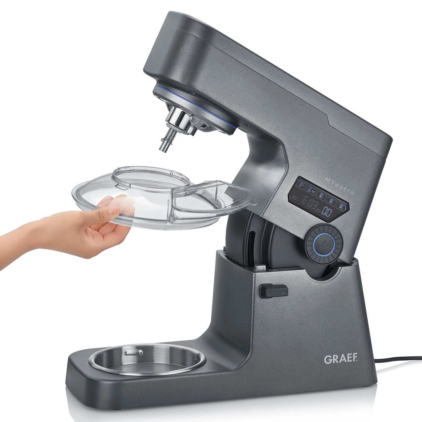 Robot da cucina grigio con accessori e mano che tiene una parte.