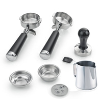 Accessori per macchina da caffè: portafiltri, pressino, lattiera, filtri, e altro ancora.