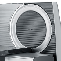 Primo piano di un'affettatrice d'argento con una lama circolare e la scritta "OPEN".