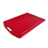 Planche à découper rouge avec poignée isolée sur fond blanc