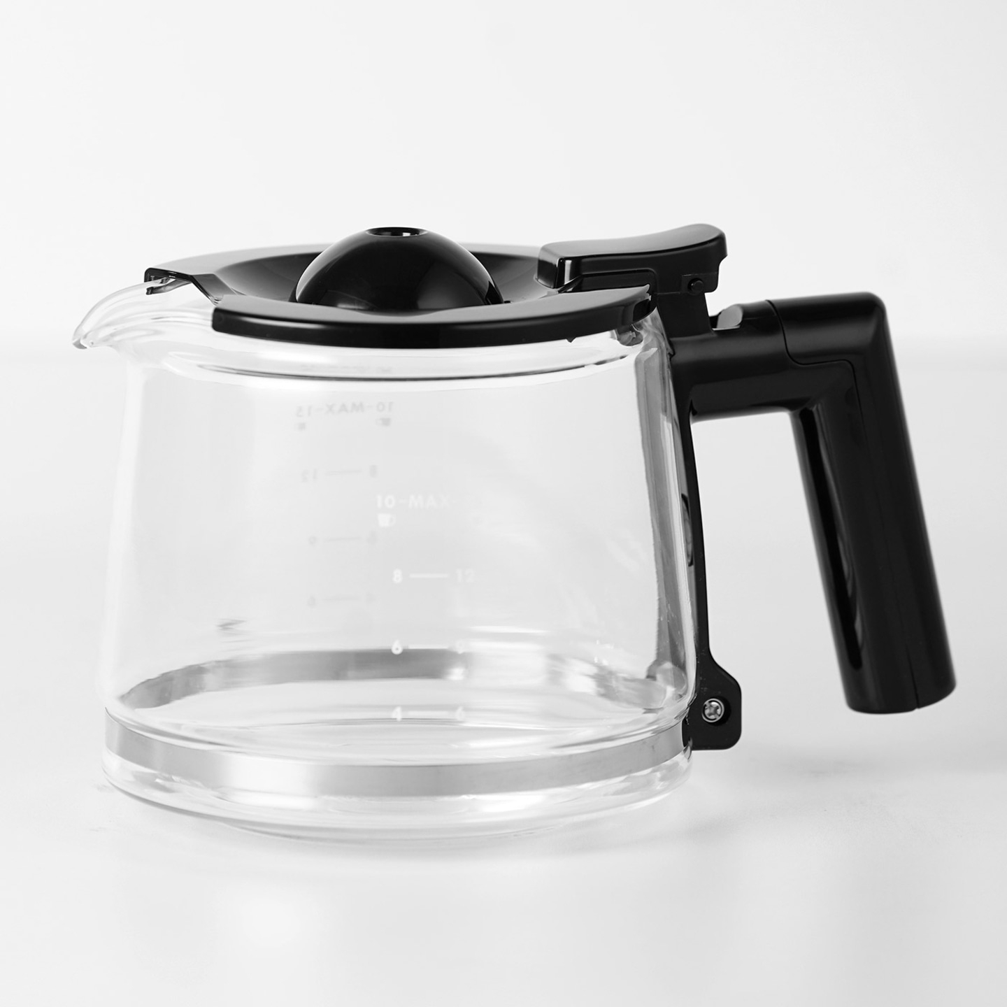 Verseuse à café en verre avec poignée et couvercle noirs, vide, isolée