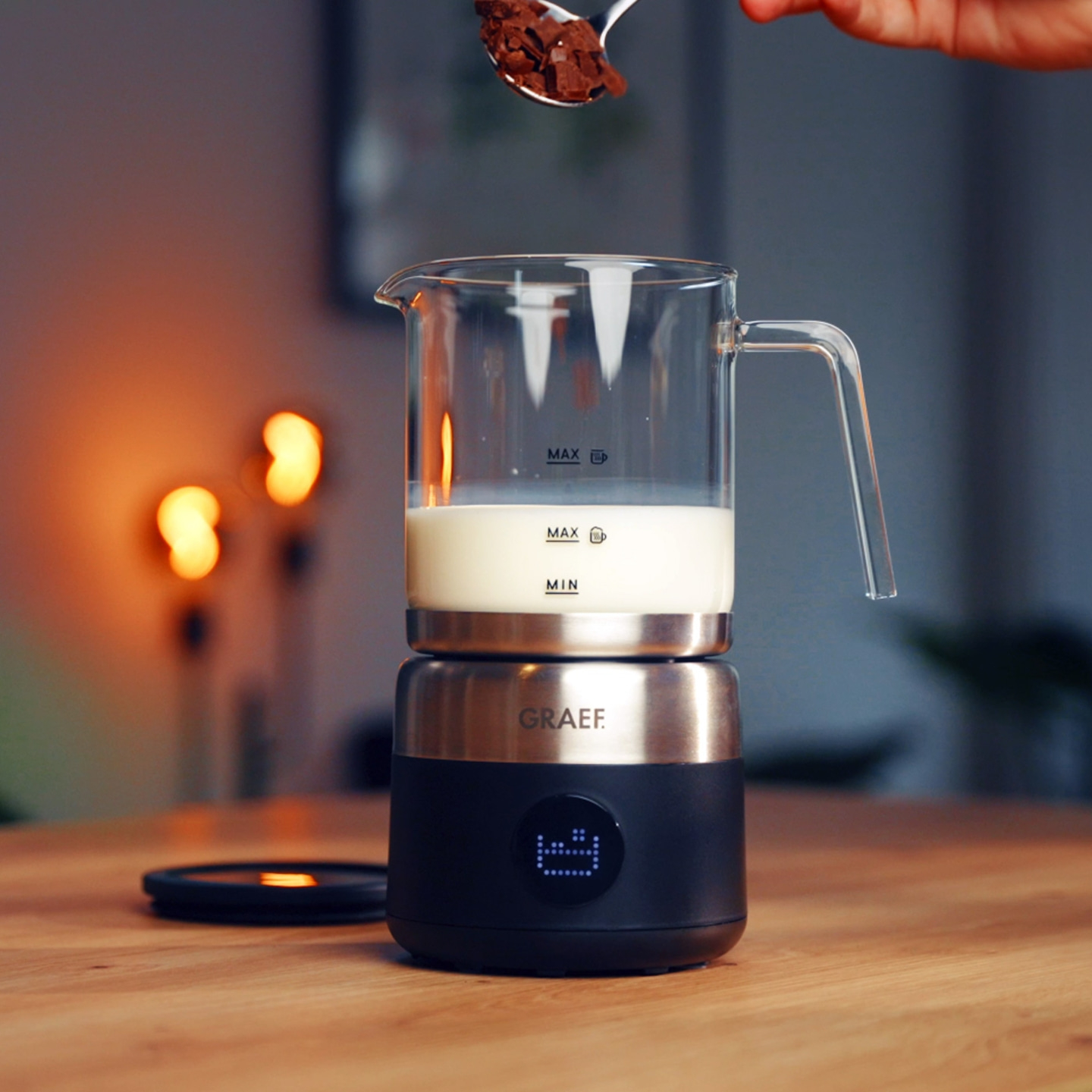 Mousseur à lait avec des morceaux de chocolat saupoudrés.