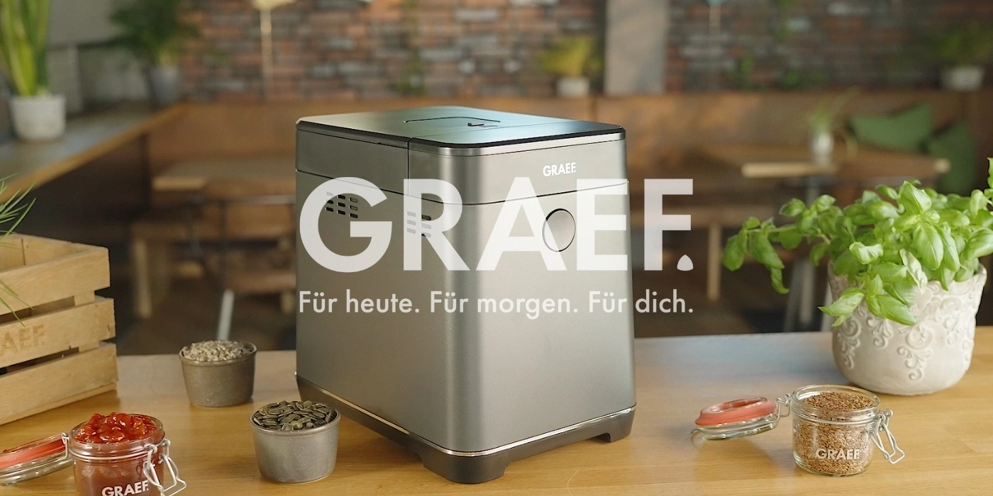 Machine à pain Graef avec ingrédients sur une table en bois dans un restaurant