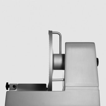 Gros plan d'une trancheuse à viande grise isolée sur fond blanc, appareil de cuisine