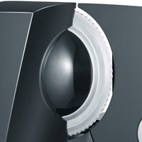 Gros plan d'une trancheuse à viande grise avec une lame dentelée et une surface lisse et réfléchissante.