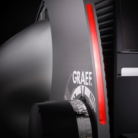 Moulin à café Graef, gros plan, lumière rouge, fond noir, chiffres sur cadran