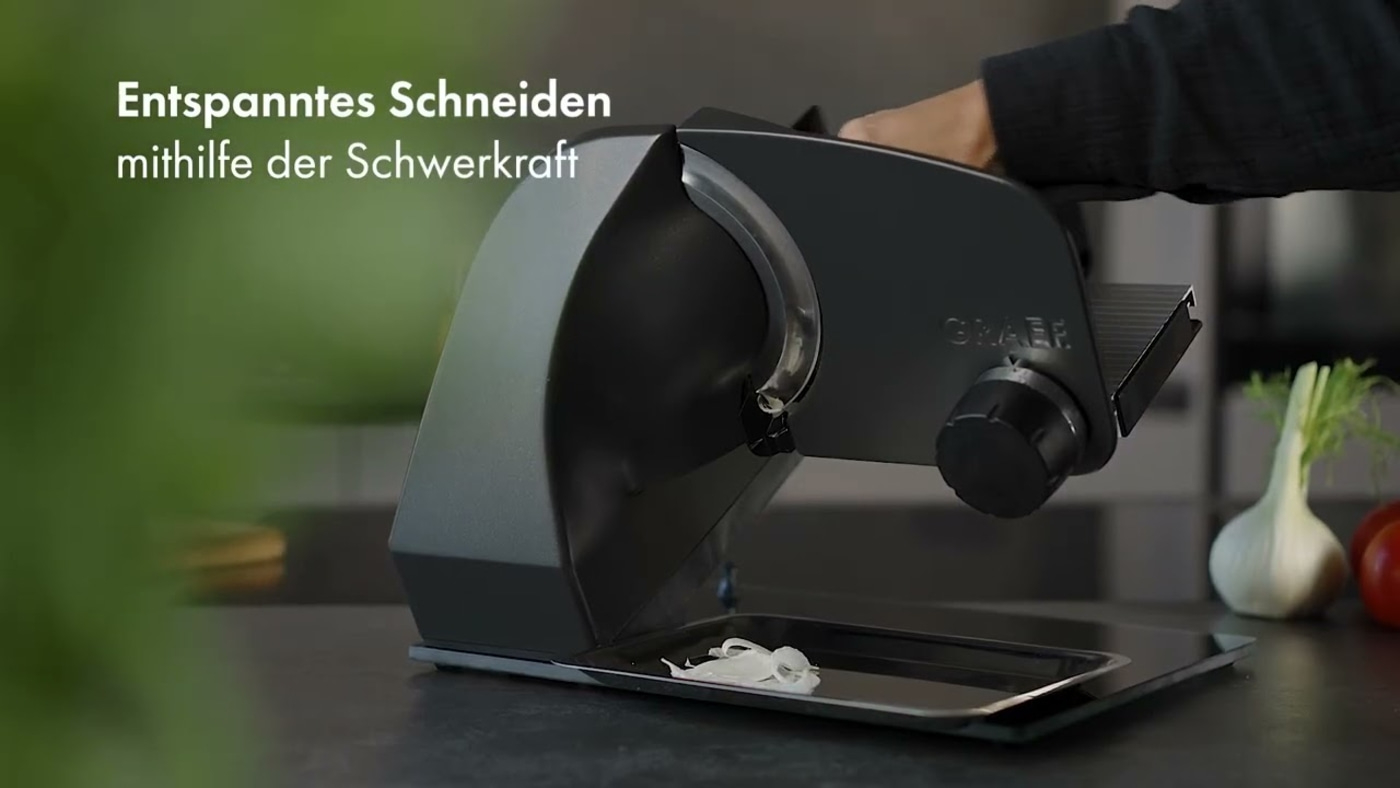 Affettatrice che taglia verdure, con il testo 'Taglio rilassato con l'aiuto della gravità'.