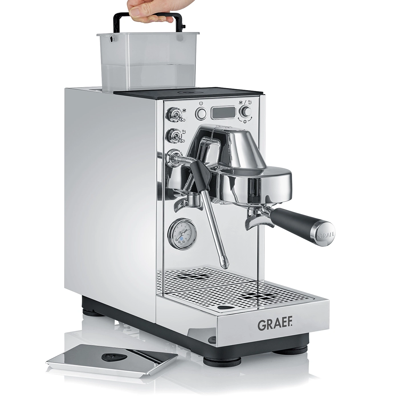 Una lucida macchina per espresso cromata con serbatoio dell'acqua e portafiltro.