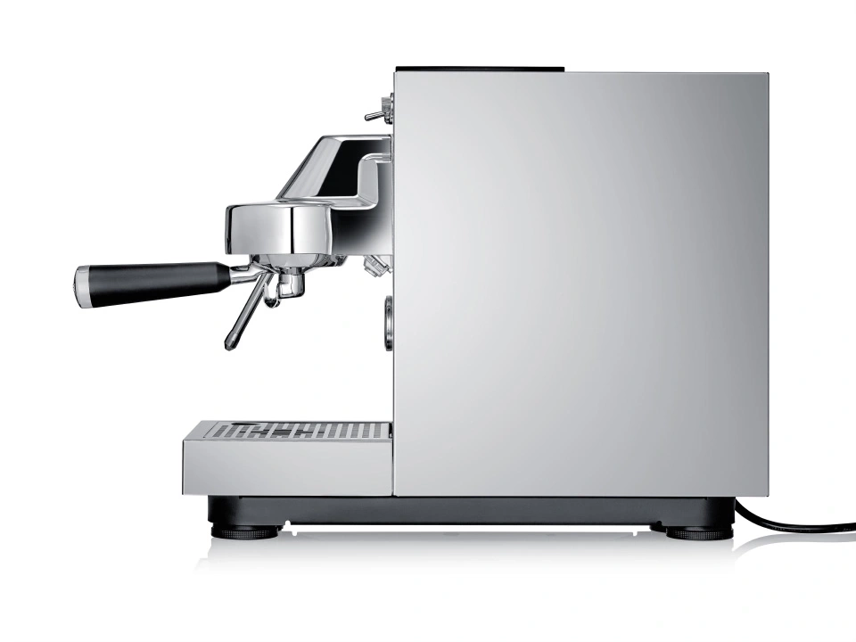Une machine à expresso argentée avec une poignée noire et un plateau d'égouttement.