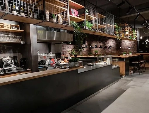 Intérieur d'un café avec comptoir, étagères et plantes, design moderne