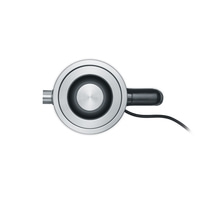 Gros plan d'un appareil argenté avec une poignée et un câble noirs sur fond blanc