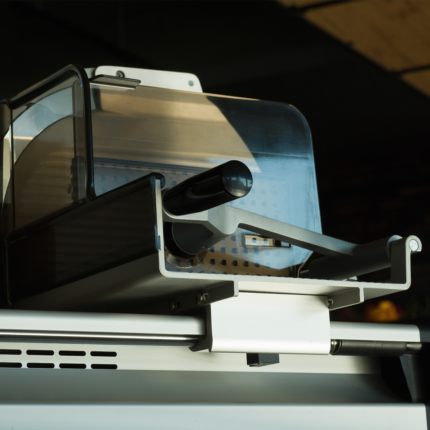 Primo piano di un'affettatrice con protezione e maniglia