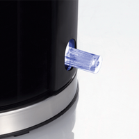 Bollitore nero con indicatore del livello dell'acqua blu illuminato.