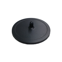 Couvercle noir avec une petite goupille au centre, isolé sur fond blanc