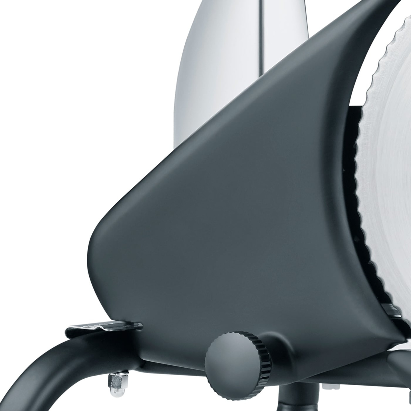 Primo piano di un'affettatrice grigia con lama seghettata e manopola, isolata.