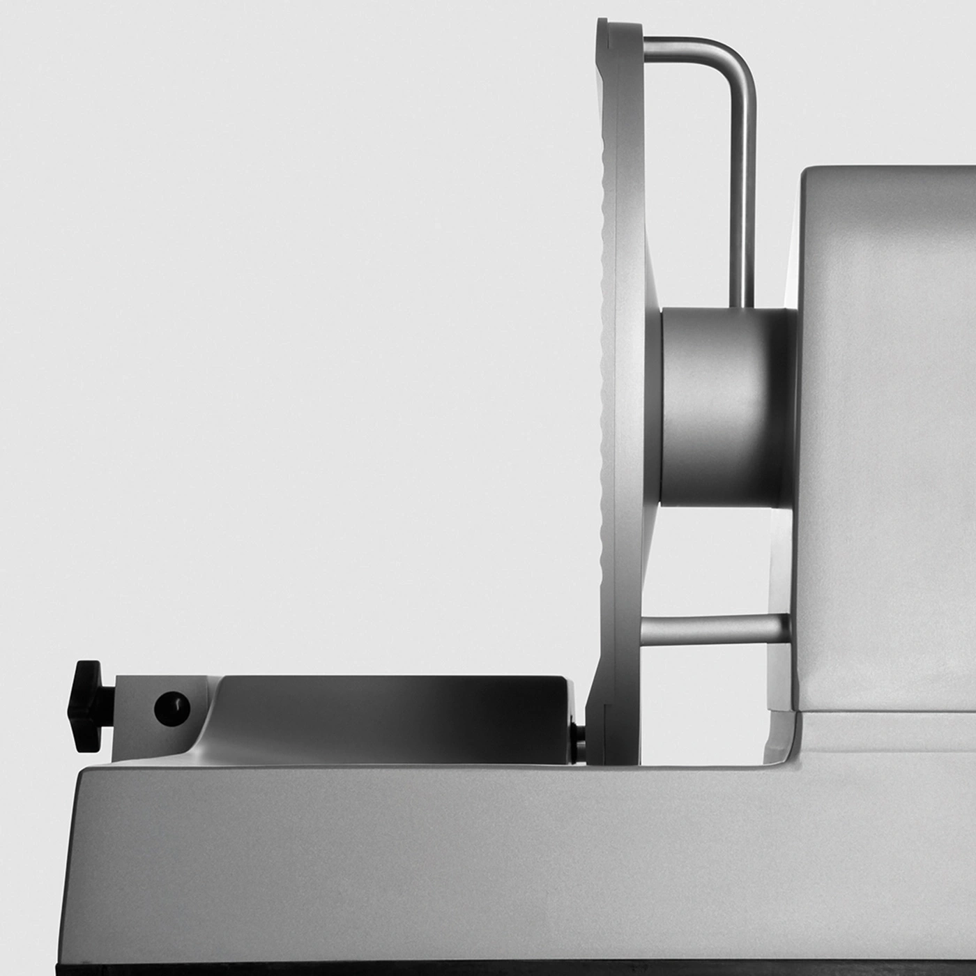 Primo piano di un'affettatrice d'argento su sfondo bianco, design moderno