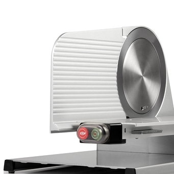 Gros plan d'une trancheuse à viande argentée avec un bouton d'arrêt rouge et une lame