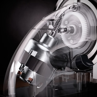 Machine transparente avec engrenages et moteur, gros plan, technologie, pièces mécaniques