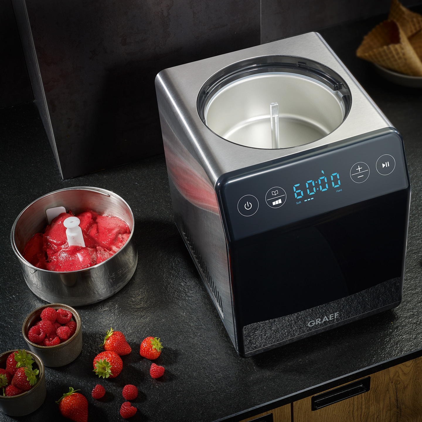 Machine à crème glacée avec fruits. Fraises, framboises et crème glacée. Appareil Graef.