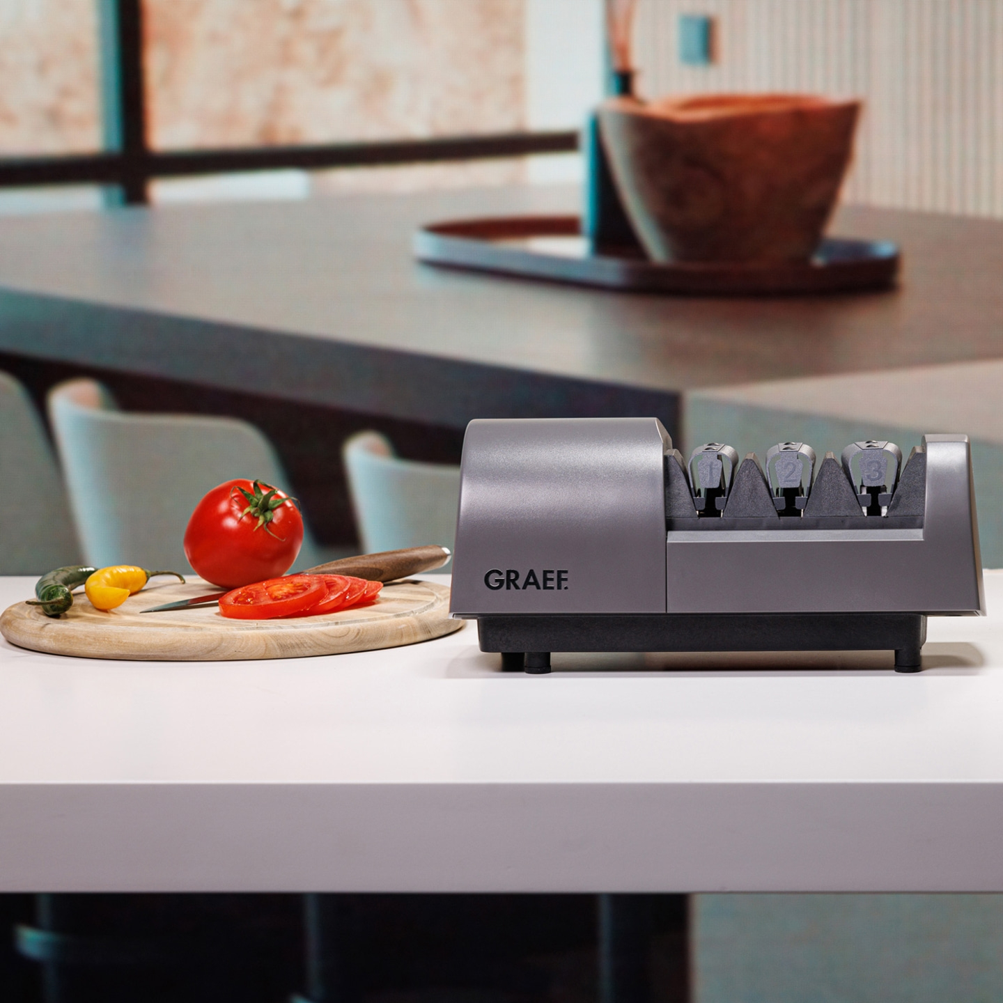 Affilacoltelli Graef con pomodori e verdure su un tagliere