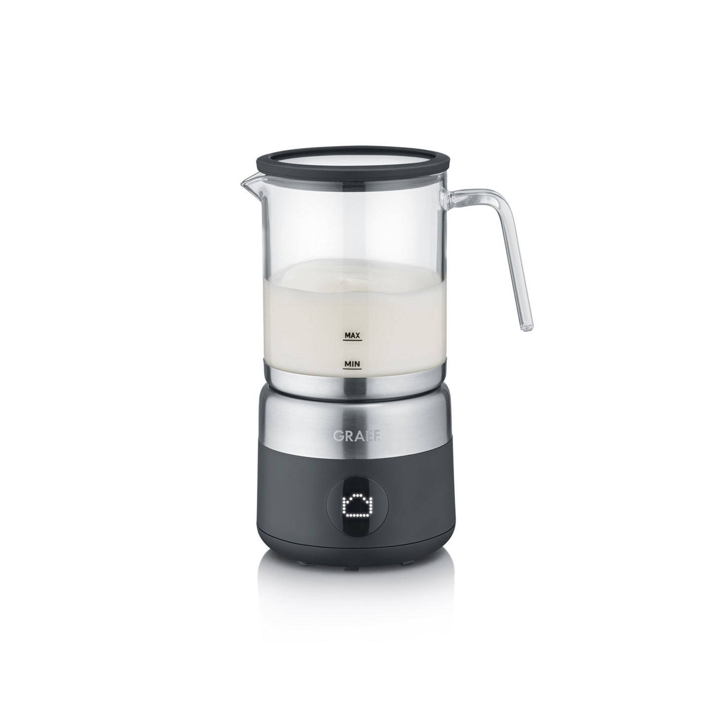 Mousseur à lait avec du lait dans un récipient en verre et une poignée, prêt à mousser