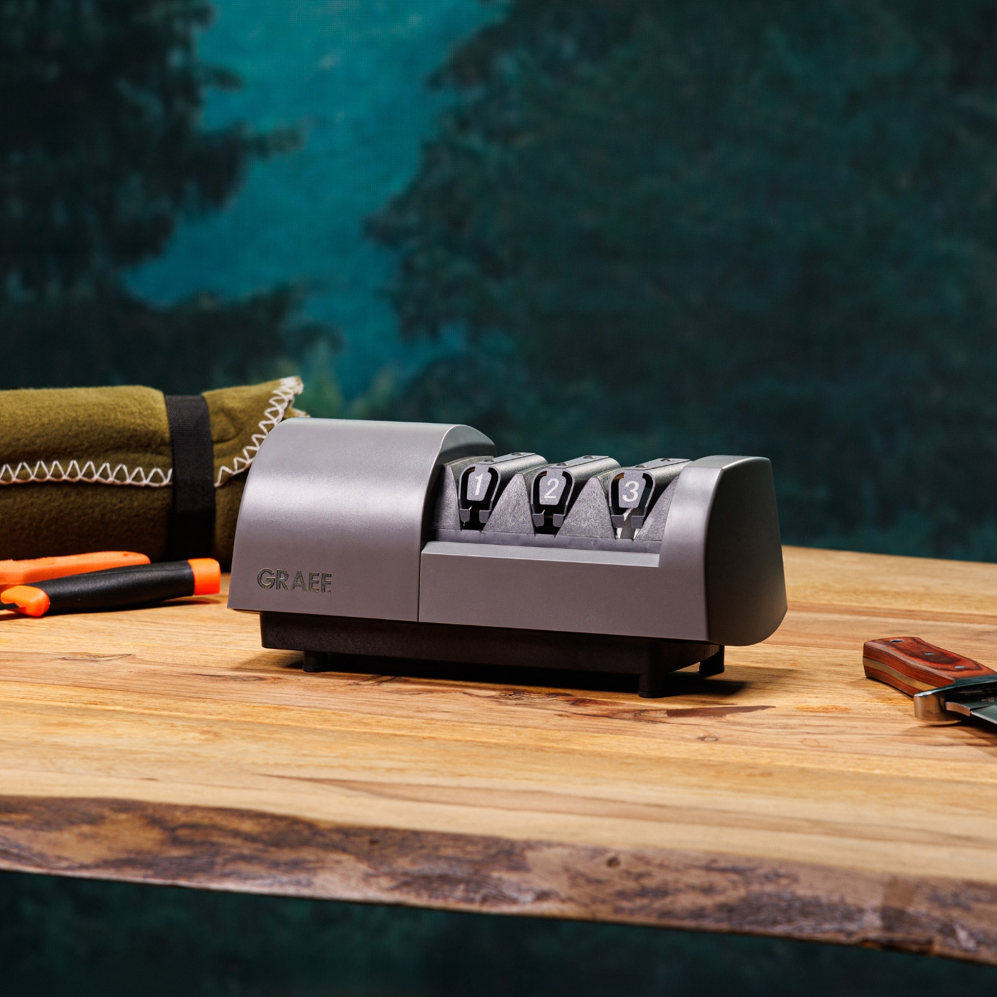 Affilacoltelli Graef su legno con coltello e attrezzi sullo sfondo